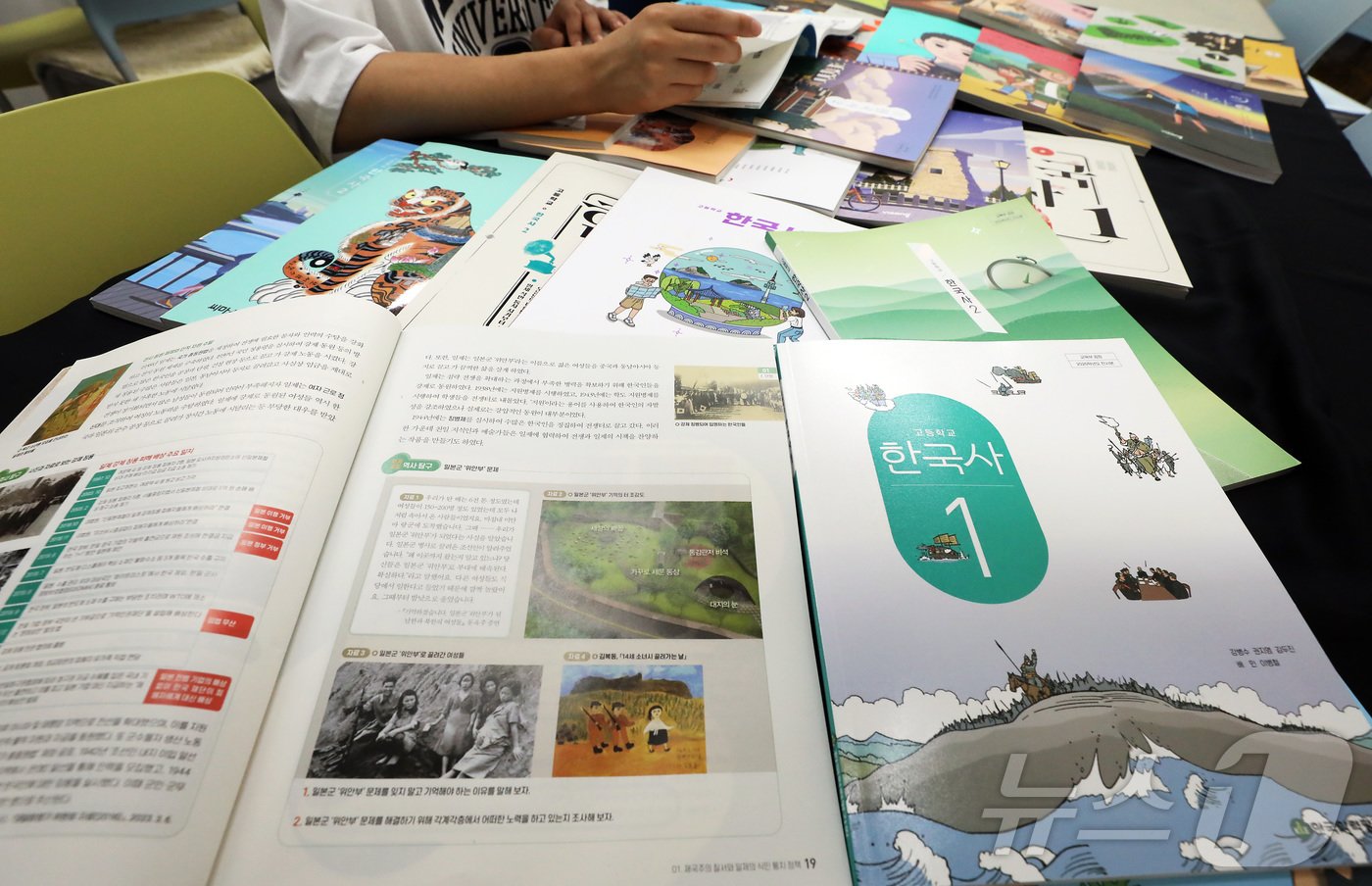 본문 이미지 - 2025년 3월 신학기부터 학교 현장에서 사용될 새 검정 교과서가 30일 공개된 가운데, 한국교육과정평가원의 검정 심사를 통과한 한국사1·2 교과서 9곳의 출판사 중 한 출판사가 일본군 ‘위안부’ 서술 축소와 이승만 전 대통령을 ‘독재’ 대신 ‘장기 집권’이라고 표현 하는 등 논란을 일으키고 있다. 2024.8.30/뉴스1 ⓒ News1 김기남 기자