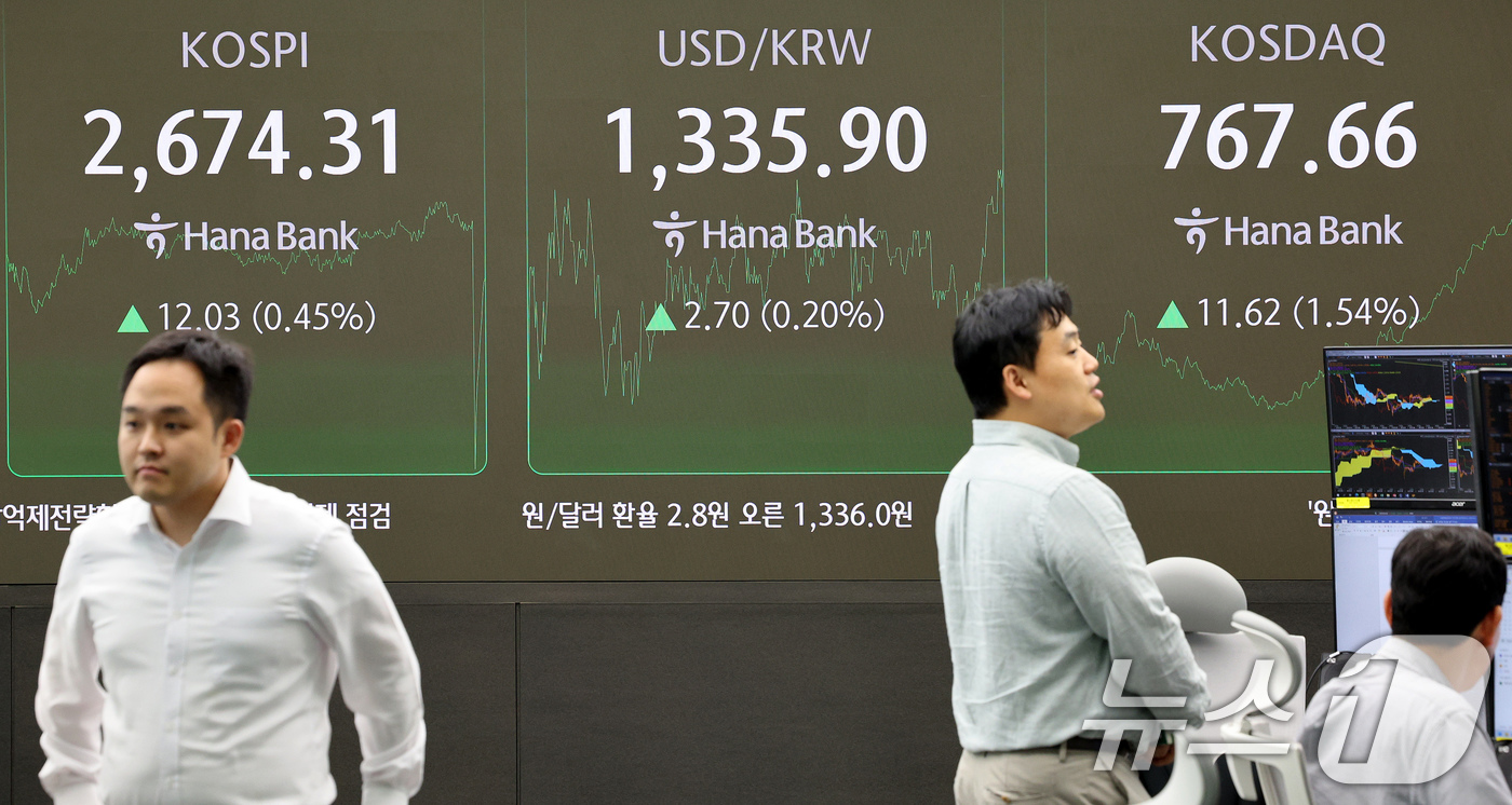 (서울=뉴스1) 장수영 기자 = 30일 오후 서울 중구 하나은행 본점 딜링룸 전광판에 코스피, 코스닥 지수와 원·달러 환율 종가가 표시되고 있다.이날 코스피 지수는 전 거래일 대비 …