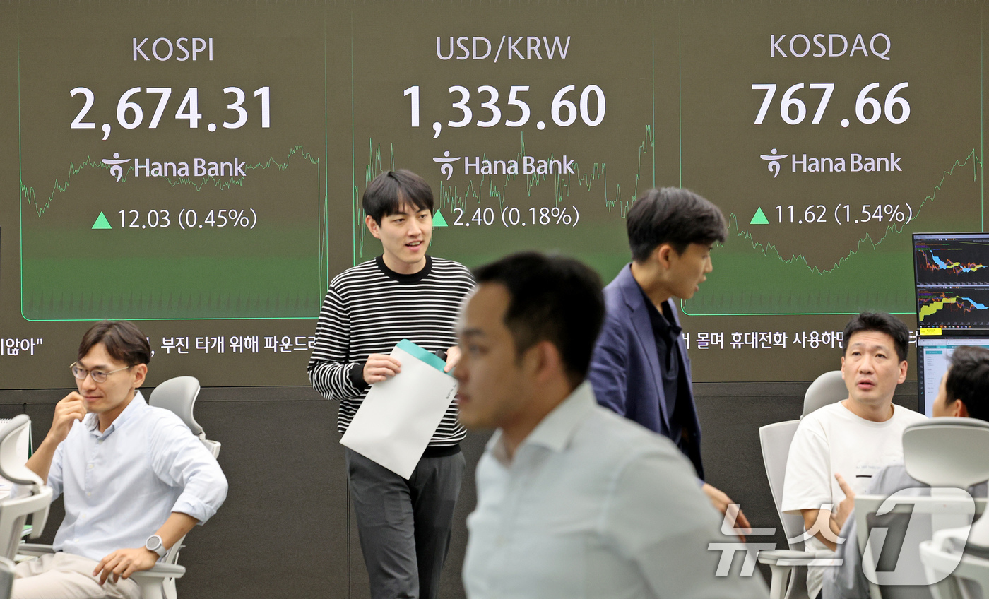 (서울=뉴스1) 장수영 기자 = 30일 오후 서울 중구 하나은행 본점 딜링룸 전광판에 코스피, 코스닥 지수와 원·달러 환율 종가가 표시되고 있다.이날 코스피 지수는 전 거래일 대비 …