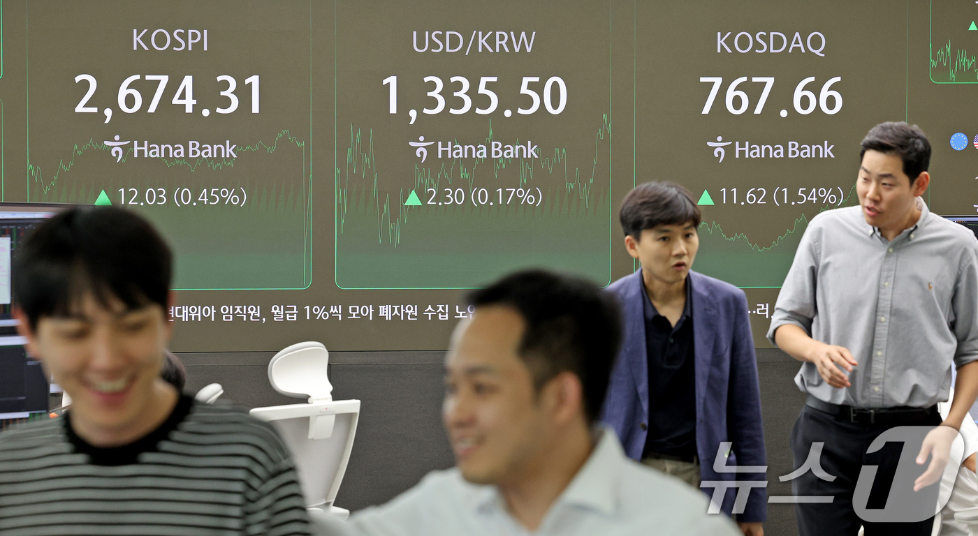 (서울=뉴스1) 장수영 기자 = 30일 오후 서울 중구 하나은행 본점 딜링룸 전광판에 코스피, 코스닥 지수와 원·달러 환율 종가가 표시되고 있다.이날 코스피 지수는 전 거래일 대비 …