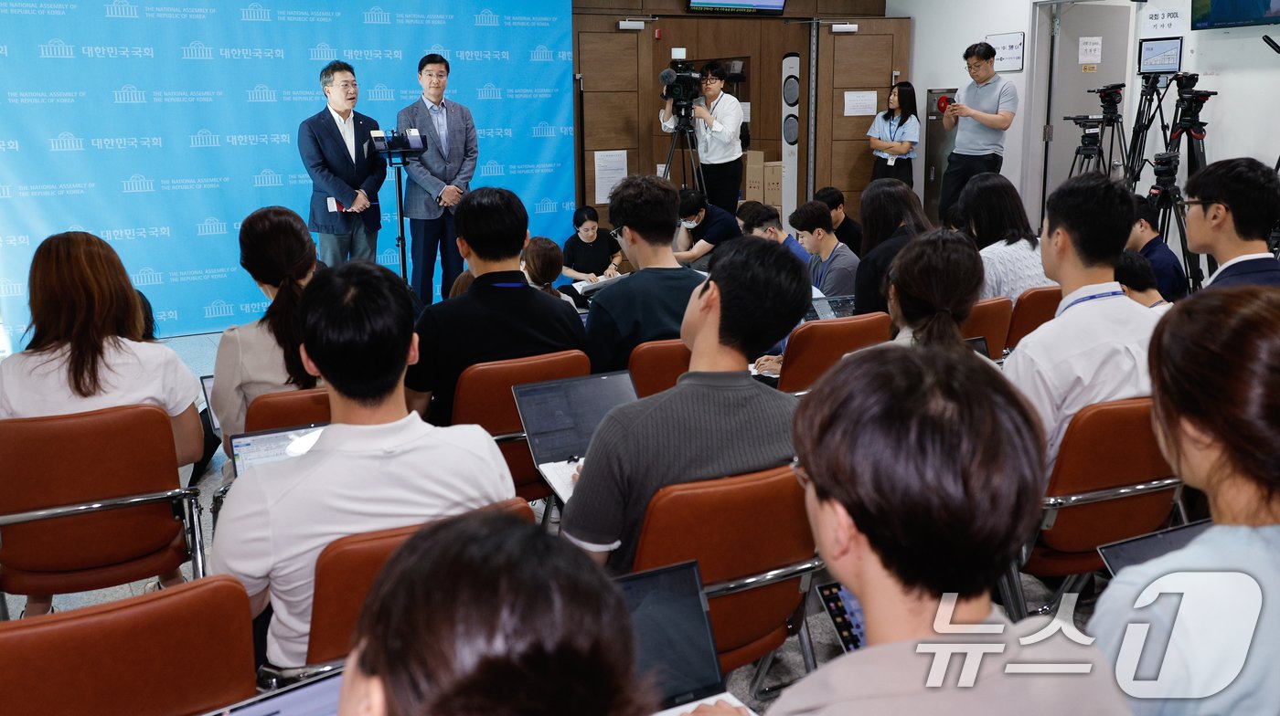 본문 이미지 - 국민의힘 박정하(왼쪽), 더불어민주당 이해식 당대표 비서실장이 30일 오후 서울 여의도 국회 소통관에서 한동훈, 이재명 대표 회담과 관련해 공동브리핑을 하고 있다. 양당 대표는 9월 1일 오후 2시 국회 본청에서 90분간 정치개혁·추석대책·저출생 등 6대 의제를 논의할 예정이다. 2024.8.30/뉴스1 ⓒ News1 안은나 기자