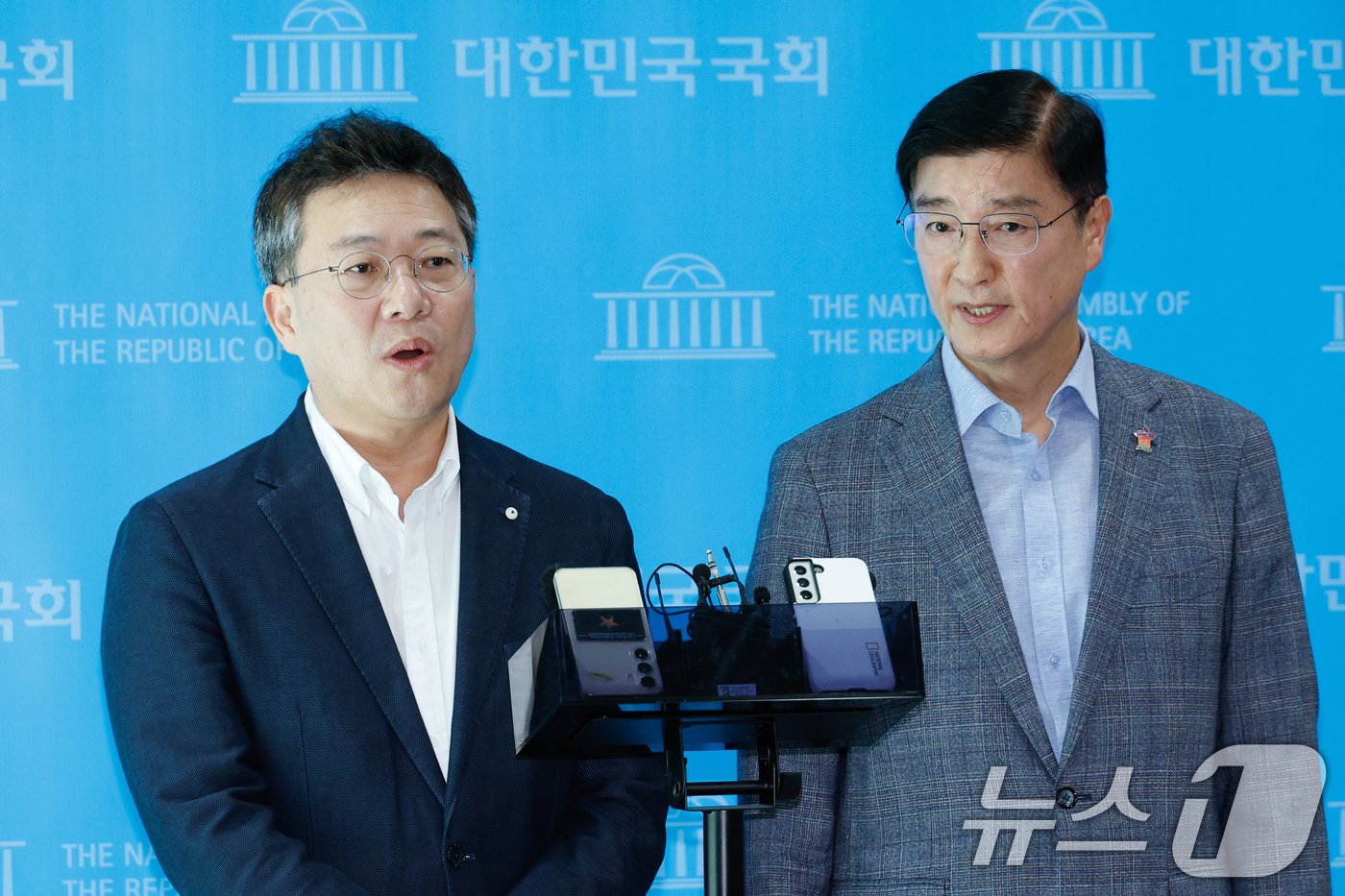 본문 이미지 - 국민의힘 박정하(왼쪽), 더불어민주당 이해식 당대표 비서실장이 30일 오후 서울 여의도 국회 소통관에서 한동훈, 이재명 대표 회담과 관련해 공동브리핑을 하고 있다. 양당 대표는 9월 1일 오후 2시 국회 본청에서 90분간 정치개혁·추석대책·저출생 등 6대 의제를 논의할 예정이다. 2024.8.30/뉴스1 ⓒ News1 안은나 기자