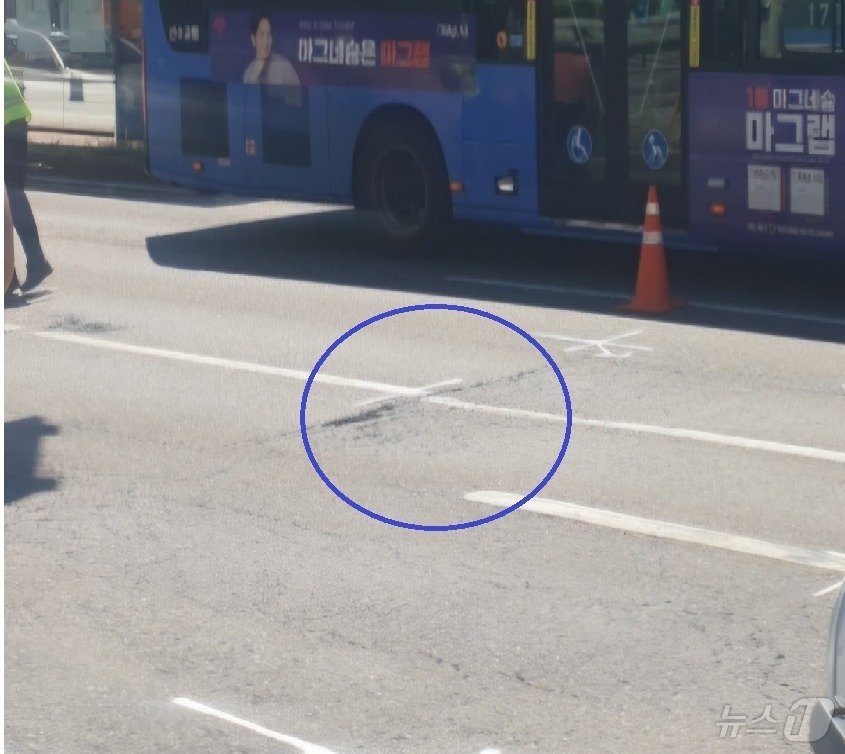 본문 이미지 - 30일 서울 서대문구 연희동 성산로에 지반 침하가 추가 발견됐다. 사진은 이날 오전 침하 발생 당시 모습.(독자 제공)