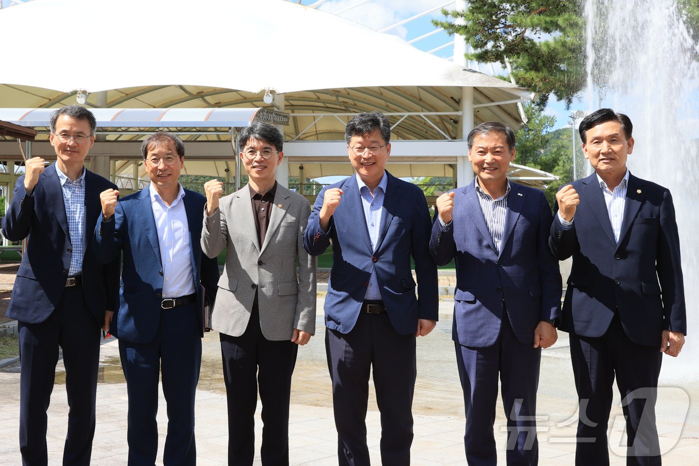 본문 이미지 - 30일 김완섭 환경부 장관&#40;왼쪽 세번째&#41;과 안호영 국회 환경노동위원장&#40;오른쪽 세번째&#41;이 금강수계 수변구역 해제 요청지역인 안천면 보한마을을 방문했다.&#40;진안군 제공&#41;2024.8.30/뉴스1