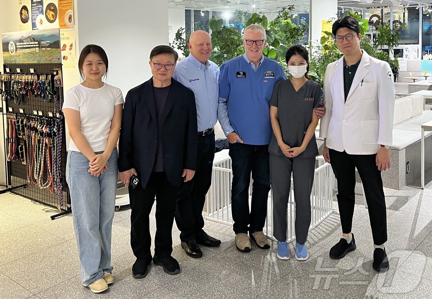 본문 이미지 - 피어프리 관계자들이 29일 서울 강남구 VIP동물의료센터 청담점을 둘러보고 있다&#40;VIP동물의료센터 제공&#41;. ⓒ 뉴스1