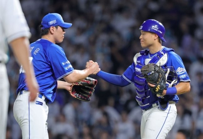 본문 이미지 -  승리를 지킨 후 포수 이병헌과 세리머니를 하는 김재윤(왼쪽). (삼성 라이온즈 제공)