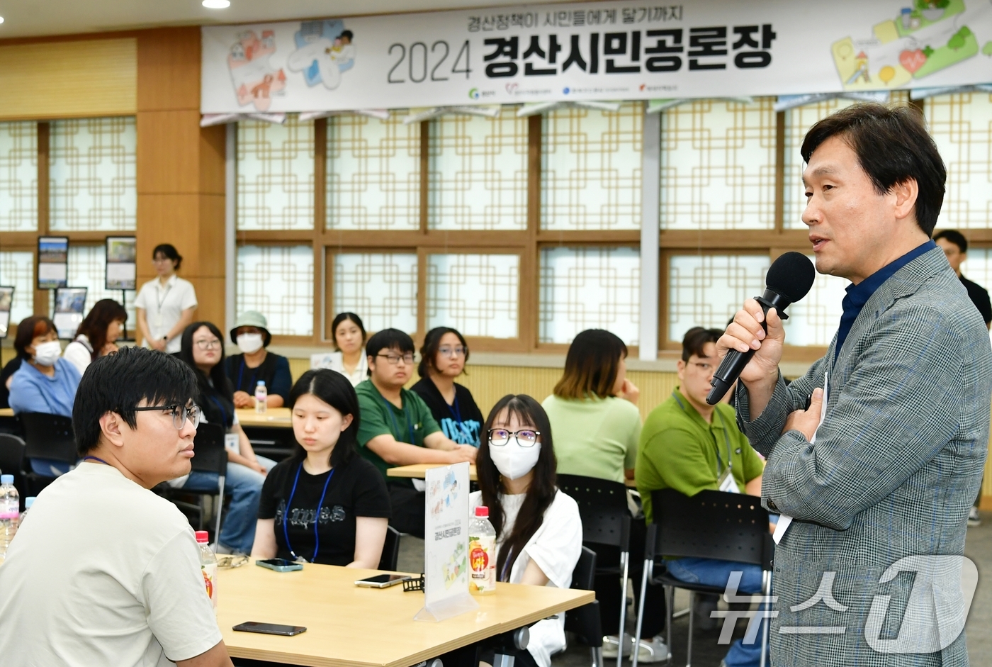 (경산=뉴스1) 정우용 기자 = 조현일 경산시장이 30일 열린 경산시민공론장에서 인사말을 하고 있다.공론장은 지역 청년들이 1인가구, 건강, 반려동물, 아이, 외국인, 일자리, 환 …