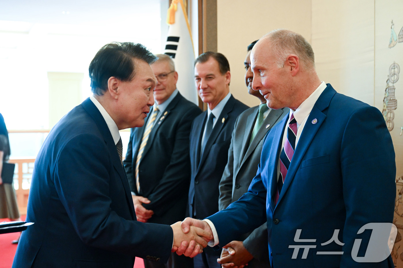 (서울=뉴스1) 박지혜 기자 = 윤석열 대통령이 30일 서울 용산 대통령실 청사에서 존 물레나 미 하원 미·중 전략경쟁특별위원장(오른쪽)을 비롯한 미 하원의원 대표단을 접견하고 있 …