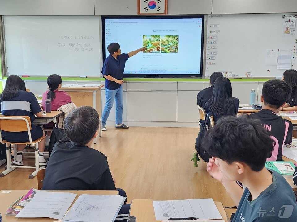 &lt;strong&gt;장성남중&lt;/strong&gt;&#40;교장 이미선&#41;- 지난 28일 학교안 전문적학습공동체 공개수업을 &#39;챗GPT를 활용한 영화로 세상보기&#39;라는 주제로 실시했다. 이번 공개수업은 국어, 음악 교과융합 4차시 프로젝트 수업으로 기획하여 이뤄졌다.&#40;전남교육청 제공&#41;/뉴스1 