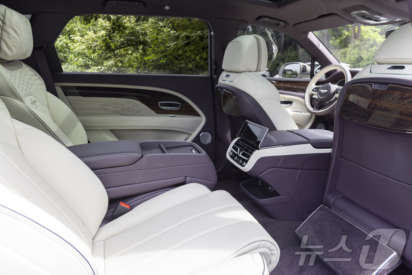 본문 이미지 - 벤틀리의 '벤테이가 EWB 아주르' 뒷좌석 (벤틀리 제공) 