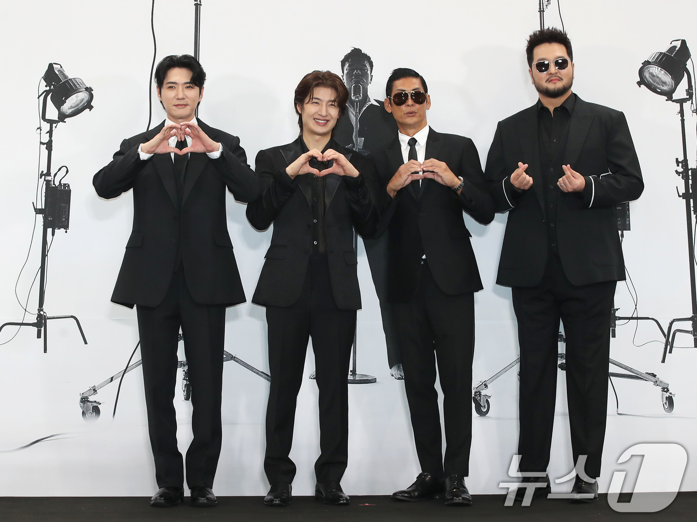 (서울=뉴스1) 권현진 기자 = 그룹 지오디 데니안(왼쪽부터)과 손호영, 박준형, 김태우가 30일 오후 서울 영등포구 여의도 KBS홀에서 진행된 '딴따라 JYP' 포토월 행사에 참 …