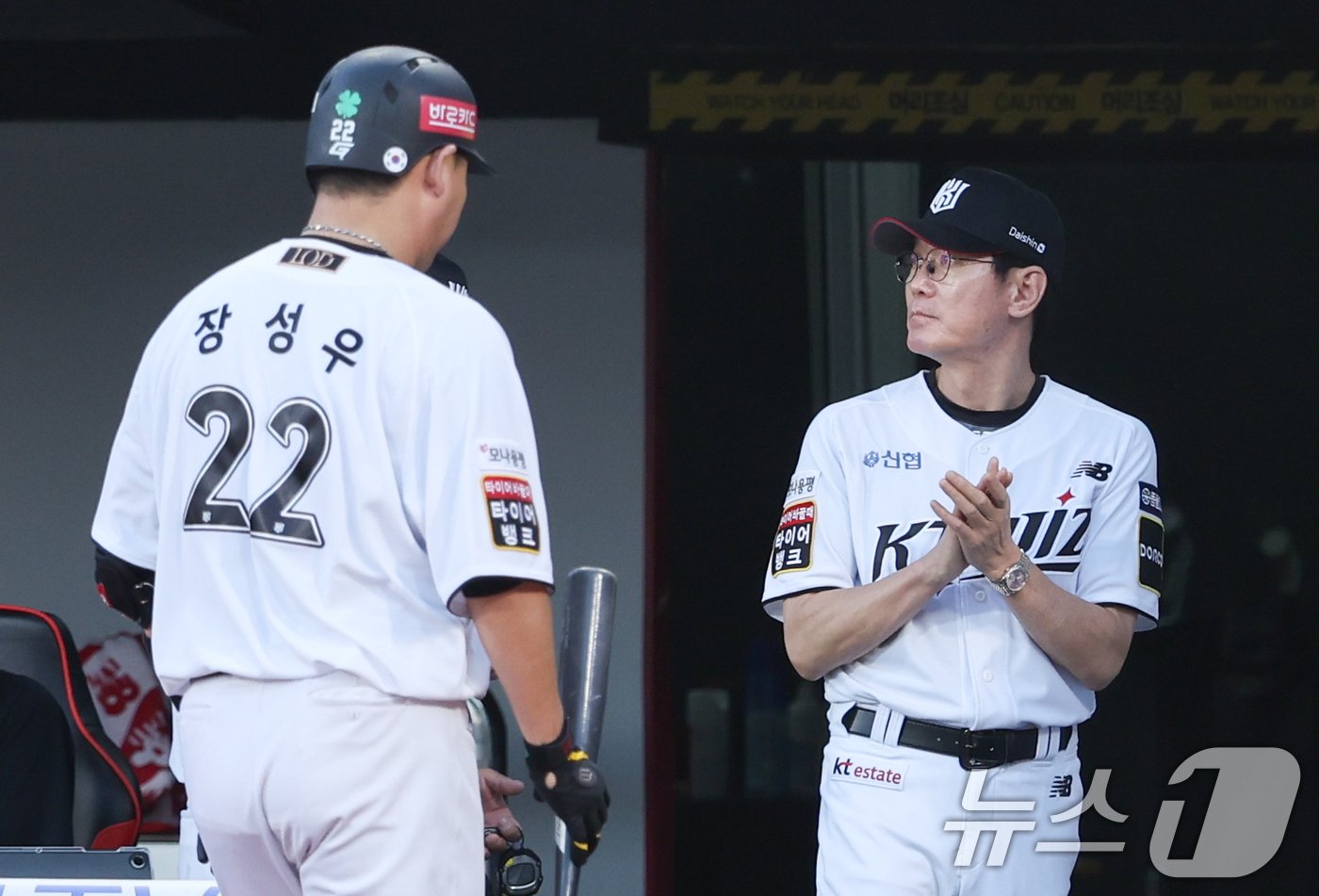 본문 이미지 - 30일 오후 경기도 수원시 장안구 수원KT위즈파크에서 열린 프로야구 '2024 신한 SOL 뱅크 KBO리그' kt위즈와 LG트윈스의 경기 1회말 무사 1,3루 상황, 3루주자 로하스가 홈인하자 이강철 kt 감독이 손뼉을 치고 있다. 2024.8.30/뉴스1 ⓒ News1 이재명 기자