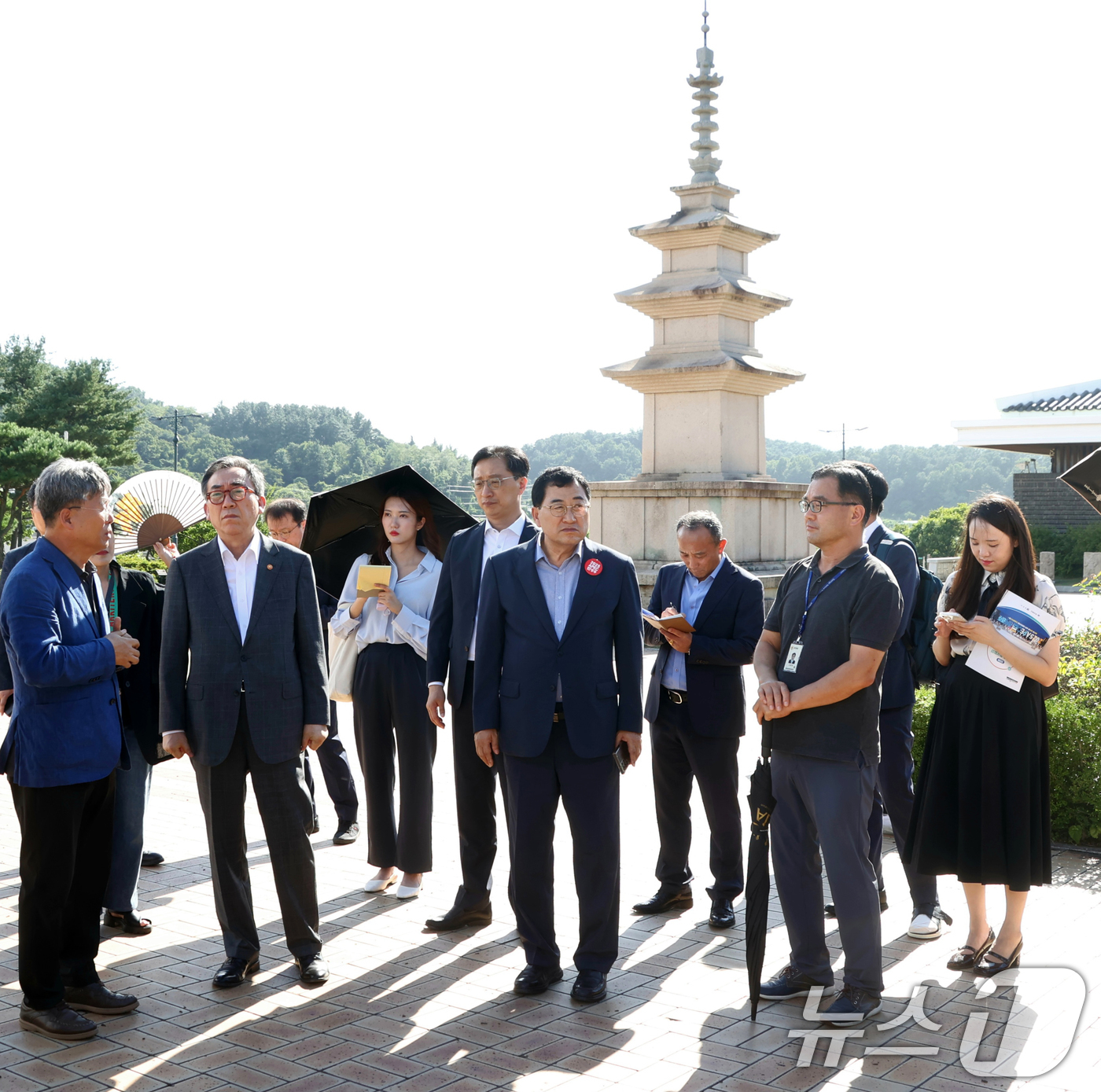 (경주=뉴스1) 최창호 기자 = 조태열 외교부 장관이 30일 '2025 APEC 정상회의'가 열리는 보문단지 내 국제회의복합지구 등을 방문해 주낙영 경주시장의 안내로 시설 전반에 …