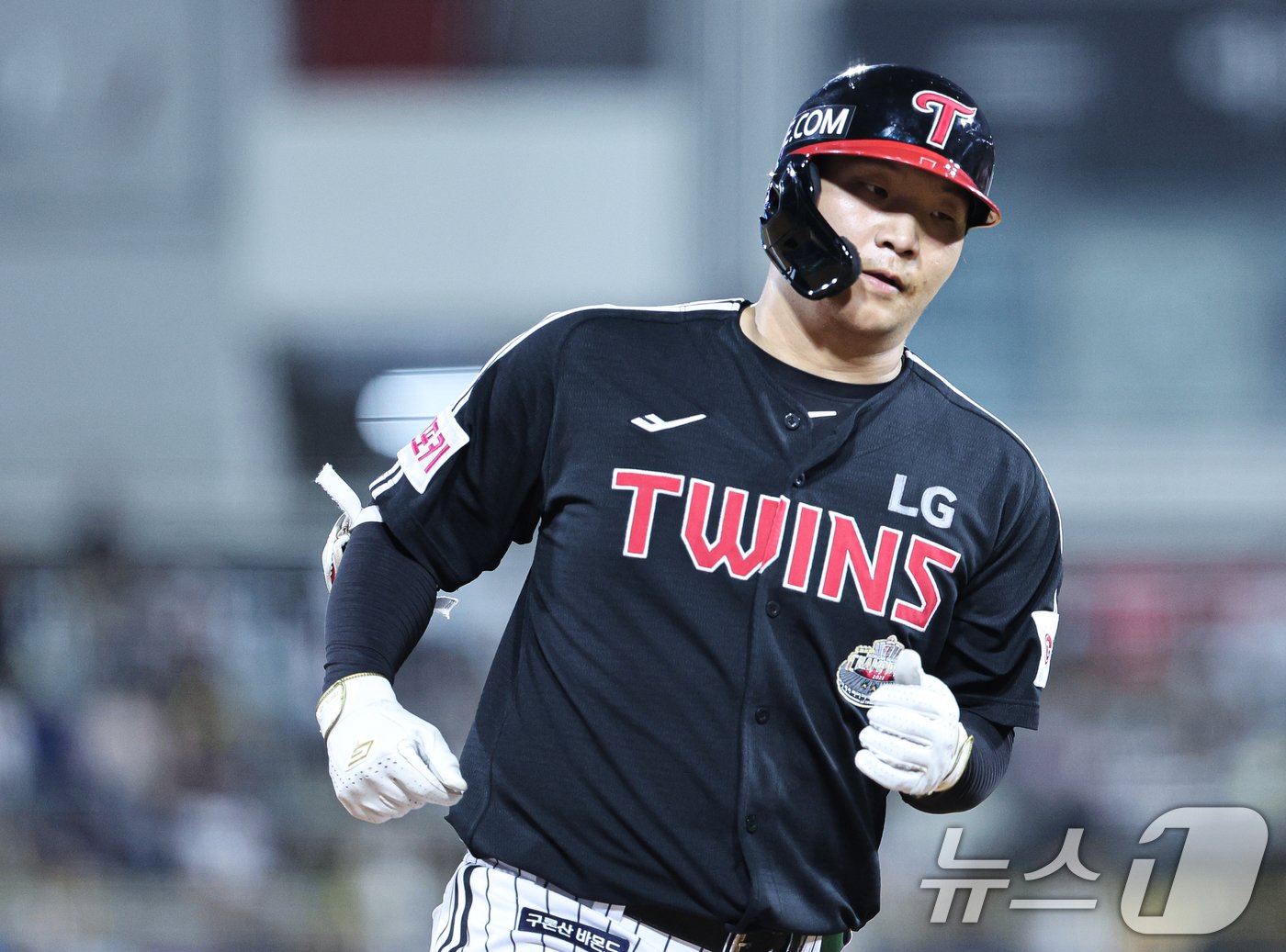 본문 이미지 - 30일 오후 경기도 수원시 장안구 수원KT위즈파크에서 열린 프로야구 '2024 신한 SOL 뱅크 KBO리그' kt위즈와 LG트윈스의 경기 4회초 2사 주자없는 상황, LG 문보경이 솔로포를 친 후 그라운드를 돌고 있다. 2024.8.30/뉴스1 ⓒ News1 이재명 기자