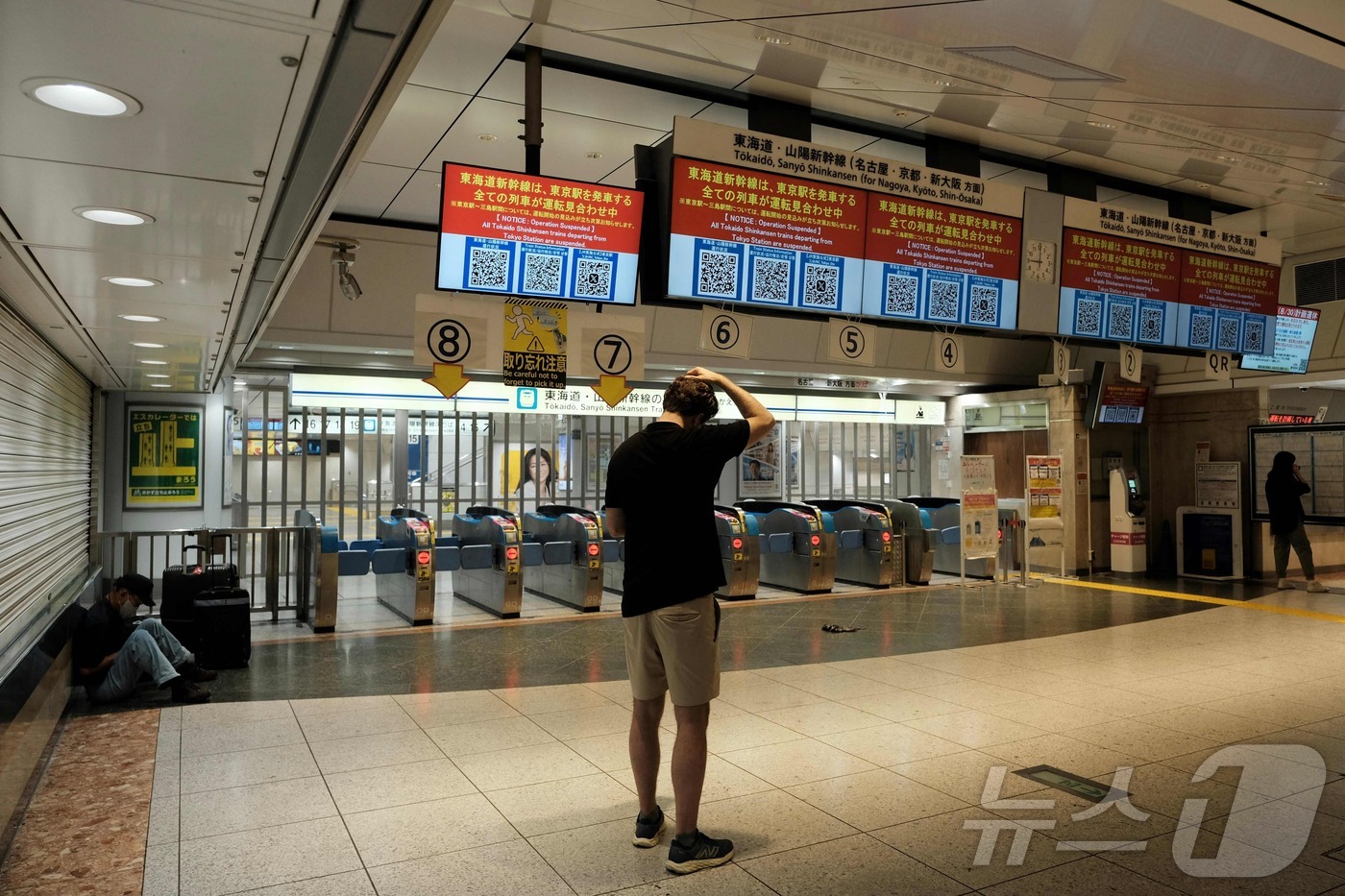 (도쿄 AFP=뉴스1) 권진영기자 = 태풍 '산산'이 몰고 온 폭우로 철도 운행이 중단된 30일 도쿄역내 도카이도 신칸센  개찰구들이 닫혀 있다. 일본 남단 규슈에 상륙한후 열도를 …