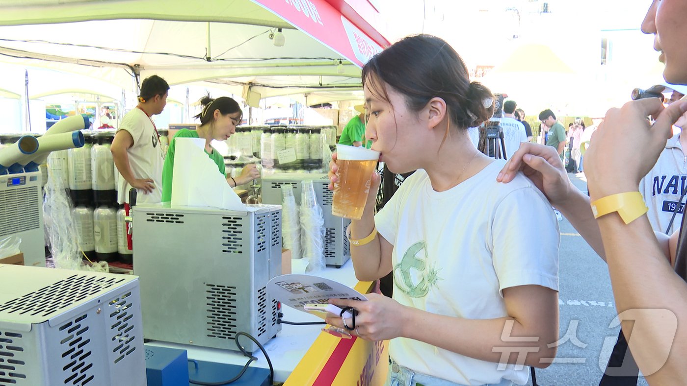 한 방문객이 예산맥주축제장에서 맥주를 마시고 있다.&#40;예산군 제공&#41; /뉴스1