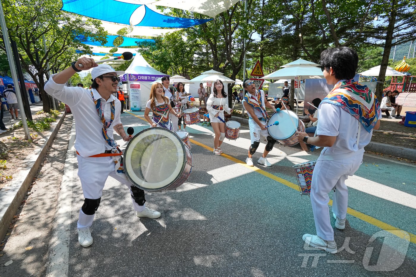 2024 국토정중앙 청춘양구 배꼽축제가 31일 강원 양구 레포츠공원 일원에서 다양한 행사와 먹거리로 관광객들을 사로잡고 있다.&#40;양구군 제공&#41; ⓒ News1 한귀섭 기자