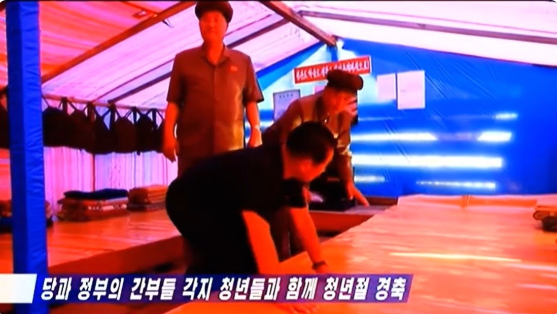 본문 이미지 - 북한 박정천 당 비서가 평안북도 수해 복구 현장을 찾아 청년들의 숙소를 돌아보고 있다.  (조선중앙TV 갈무리)