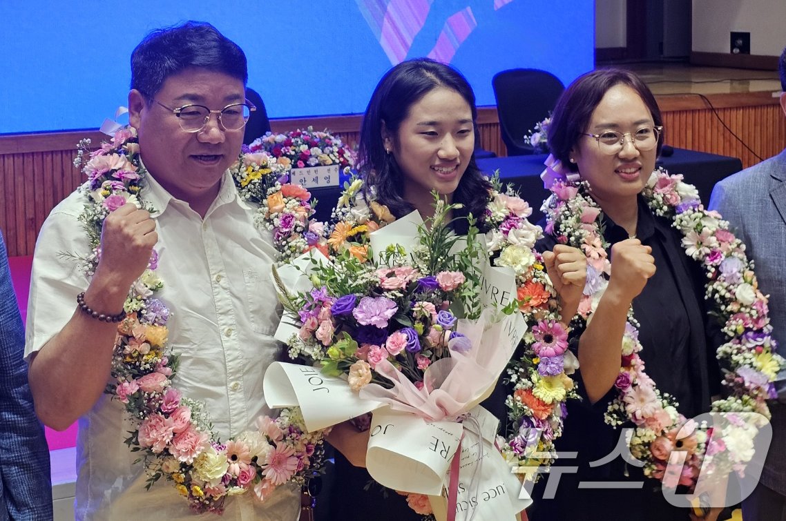 본문 이미지 - 2024파리올림픽 금메달리스트 배드민턴 안세영 선수가 31일 전남 나주시 나주종합스포츠파크에서 열린 고향 방문 환영행사에 참석해 부모님과 함께 꽃다발을 받고 기념촬영을 하고 있다. 2024.8.31/뉴스1 ⓒ News1 최성국 기자