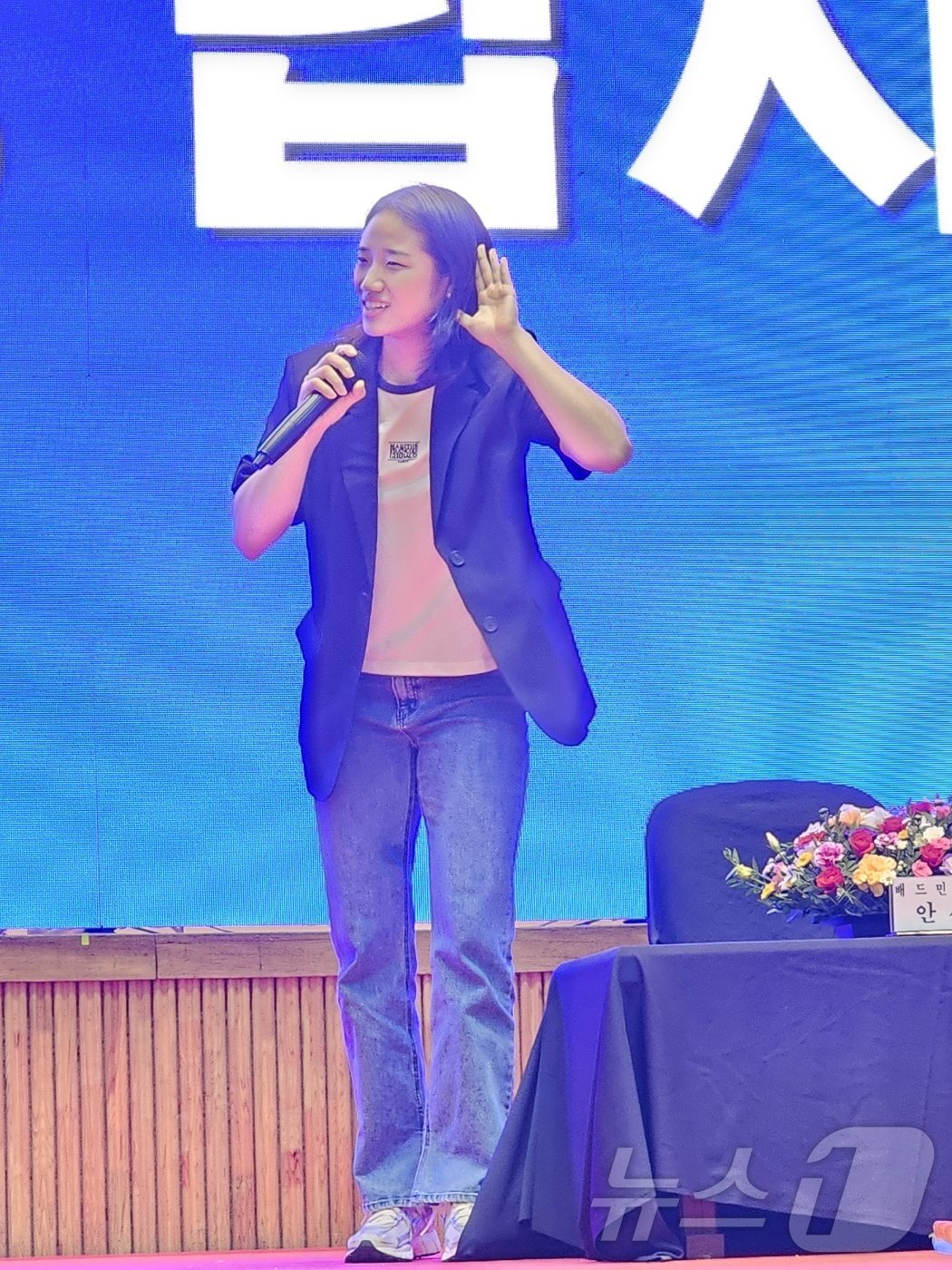 본문 이미지 - 2024파리올림픽 금메달리스트 배드민턴 안세영 선수가 31일 전남 나주시 나주종합스포츠파크에서 열린 고향 방문 환영행사에 참석해 시민들과 대화를 나누고 있다. 2024.8.31/뉴스1 ⓒ News1 최성국 기자