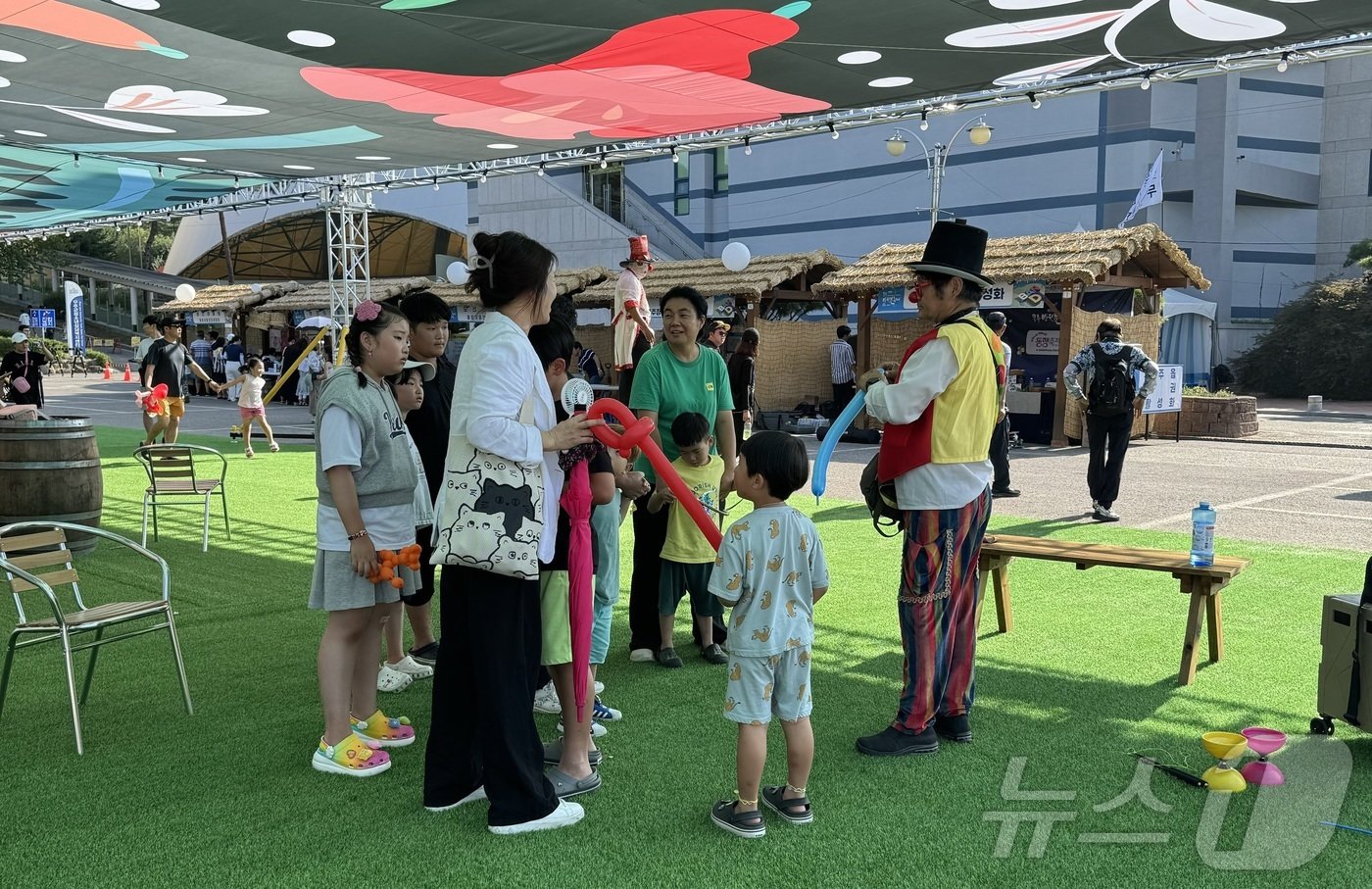 본문 이미지 - 31일 '제28회 무주반딧불축제'가 개막한 가운데 무주군 무주읍 일대에서 진행된 축제 현장에서 방문객들이 풍선아트를 즐기고 있다,2024.8.31/뉴스1