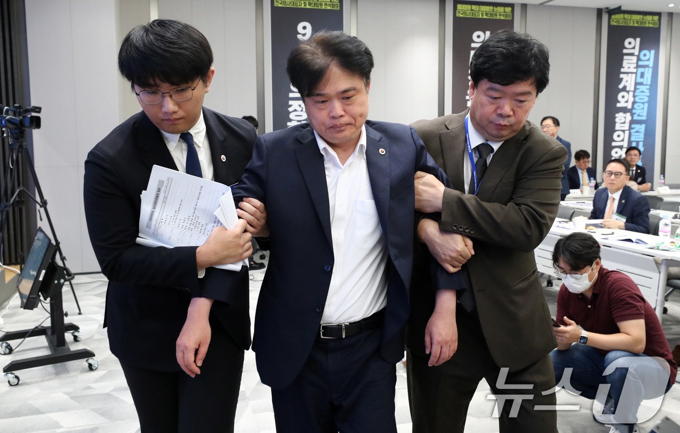 본문 이미지 - 단식투쟁 중인 임현택 대한의사협회 회장이 31일 오후 서울 용산구 대한의사협회에서 열린 2024 임시대의원총회에 참석을 마치고 부축을 받으며 나서고 있다. 2024.8.31/뉴스1 ⓒ News1 박세연 기자