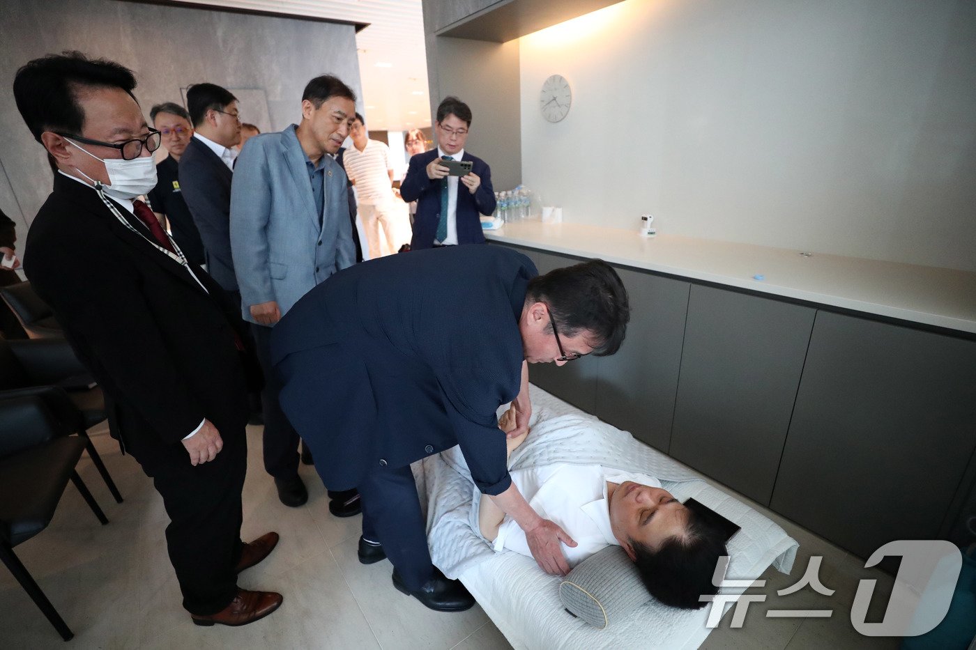 본문 이미지 - 단식투쟁 중인 임현택 대한의사협회 회장이 31일 오후 서울 용산구 대한의사협회 로비에서 2024 임시대의원총회에 참석한 의사들과 인사를 나누고 있다. 2024.8.31/뉴스1 ⓒ News1 박세연 기자