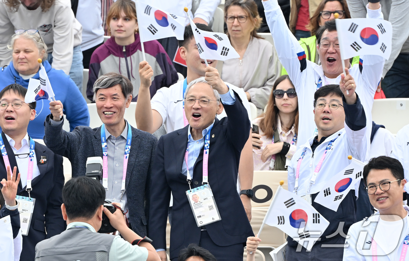 (서울=뉴스1) 사진공동취재단 = 유인촌 문화체육관광부 장관이 31일(현지시간) 파리 앵발리드에서 열린 2024 파리 패럴림픽 양궁 여자 컴파운드 W1 양궁 대표팀 김옥금과 중국의 …