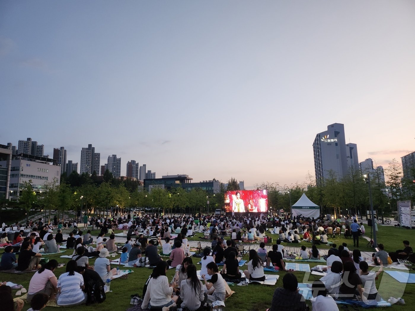 본문 이미지 - 31일 오후 경기도북부청 경기평화광장에서 열린 잔디밭 영화제에 참여해 휴일을 만끽하는 도민들의 모습.