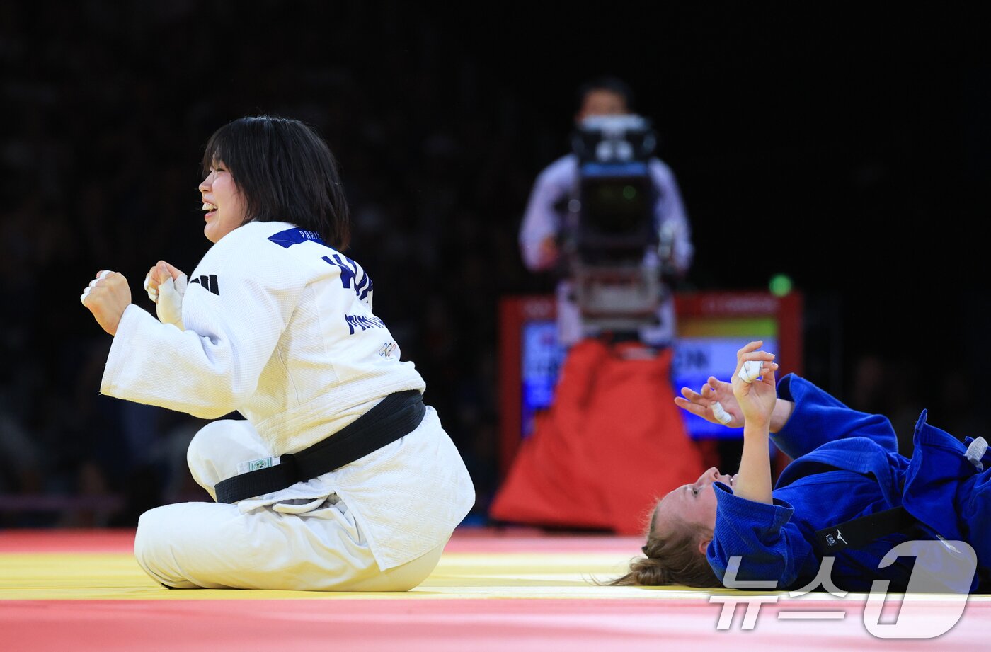 대한민국 유도대표팀 허미미가 4일&#40;한국시간&#41; 프랑스 파리 샹 드 마르스 아레나에서 열린 2024 파리올림픽 유도 혼성 단체 동메달 결정전 독일 폴린 스타크와의 경기를 승리한 후 기뻐하고 있다. 2024.8.4/뉴스1 ⓒ News1 박정호 기자