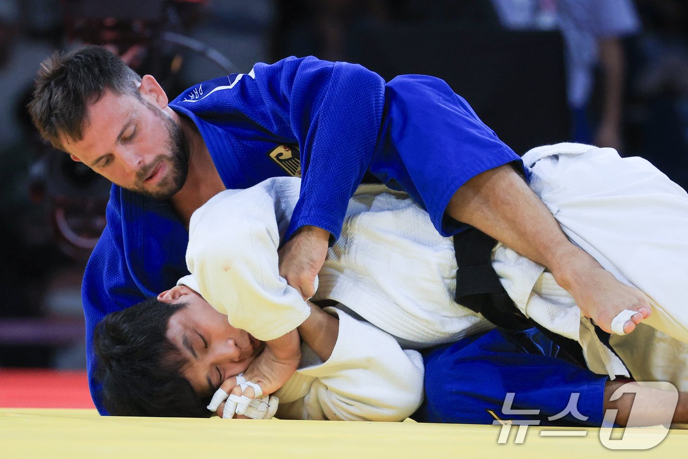 본문 이미지 - 대한민국 유도대표팀 안바울가 4일(한국시간) 프랑스 파리 샹 드 마르스 아레나에서 열린 2024 파리올림픽 유도 혼성 단체 동메달 결정전에서 독일 이고르 완드케와 자웅을 겨루고 있다. 2024.8.4/뉴스1 ⓒ News1 박정호 기자