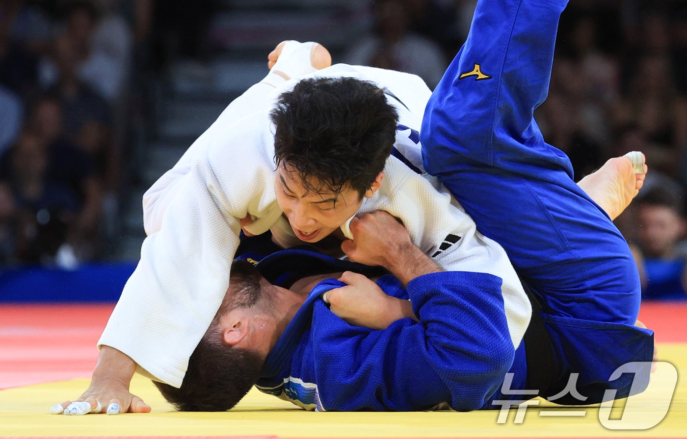 대한민국 유도대표팀 안바울이 4일&#40;한국시간&#41; 프랑스 파리 샹 드 마르스 아레나에서 열린 2024 파리올림픽 유도 혼성 단체 동메달 결정전에서 독일 이고르 완드케와 자웅을 겨루고 있다. 2024.8.4/뉴스1 ⓒ News1 박정호 기자