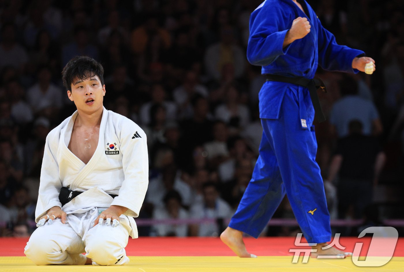 본문 이미지 - 대한민국 유도대표팀 안바울이 4일(한국시간) 프랑스 파리 샹 드 마르스 아레나에서 열린 2024 파리올림픽 유도 혼성 단체 동메달 결정전 독일 이고르 완드케와의 경기에서 패배한 후 아쉬워 하고 있다. 2024.8.4/뉴스1 ⓒ News1 박정호 기자