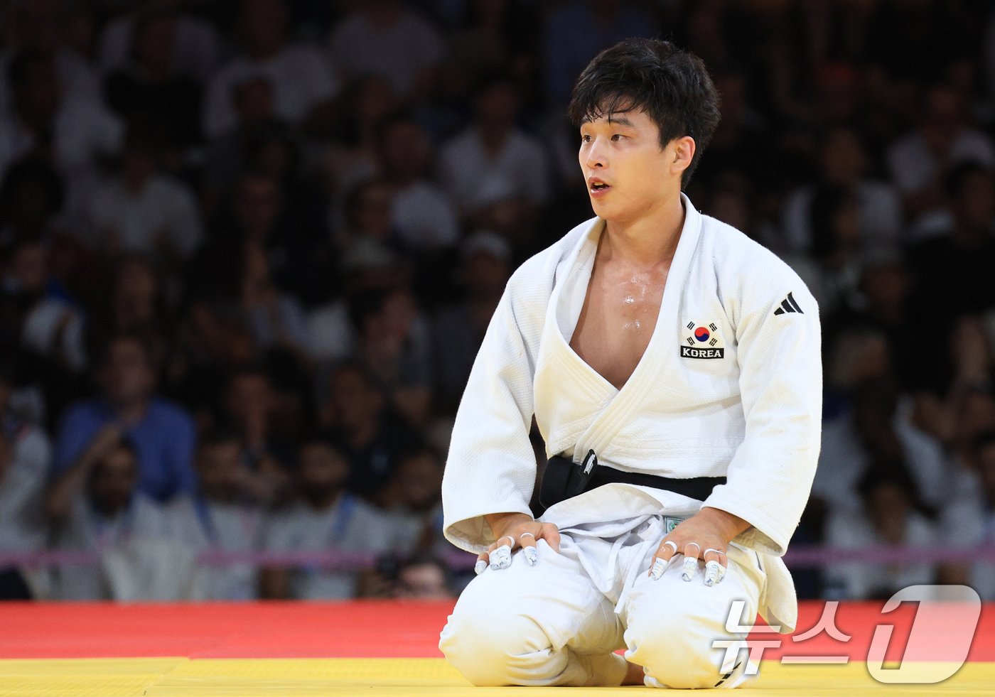 본문 이미지 - 대한민국 유도대표팀 안바울이 4일(한국시간) 프랑스 파리 샹 드 마르스 아레나에서 열린 2024 파리올림픽 유도 혼성 단체 동메달 결정전 독일 이고르 완드케와의 경기에서 패배한 후 아쉬워 하고 있다. 2024.8.4/뉴스1 ⓒ News1 박정호 기자