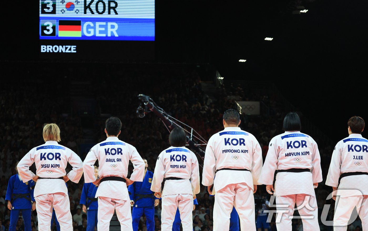 본문 이미지 - 대한민국 유도대표팀 이준환, 김하윤, 김민종, 허미미, 안바울, 김지수 선수가 4일(한국시간) 프랑스 파리 샹 드 마르스 아레나에서 열린 2024 파리올림픽 유도 혼성 단체 동메달 독일과의 경기에서 골든스코어 추첨을 지켜보고 있다. 2024.8.4/뉴스1 ⓒ News1 박정호 기자