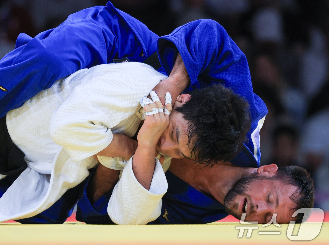 대한민국 유도대표팀 안바울이 4일&#40;한국시간&#41; 프랑스 파리 샹 드 마르스 아레나에서 열린 2024 파리올림픽 유도 혼성 단체 동메달 결정전에서 독일 이고르 반트케와 자웅을 겨루고 있다. 2024.8.4/뉴스1 ⓒ News1 박정호 기자