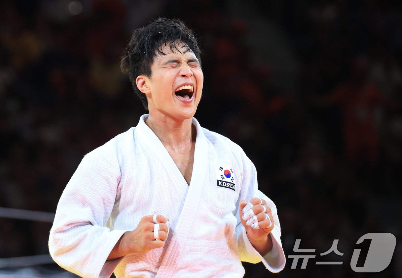 본문 이미지 - 대한민국 유도대표팀 안바울이 4일(한국시간) 프랑스 파리 샹 드 마르스 아레나에서 열린 2024 파리올림픽 유도 혼성 단체 동메달 결정전 독일 이고르 반트케와의 경기에서 승리한 후 기뻐하고 있다. 이 승리로 유도대표팀은 올림픽 최초 혼성 단체전 동메달을 획득했다. 2024.8.4/뉴스1 ⓒ News1 박정호 기자