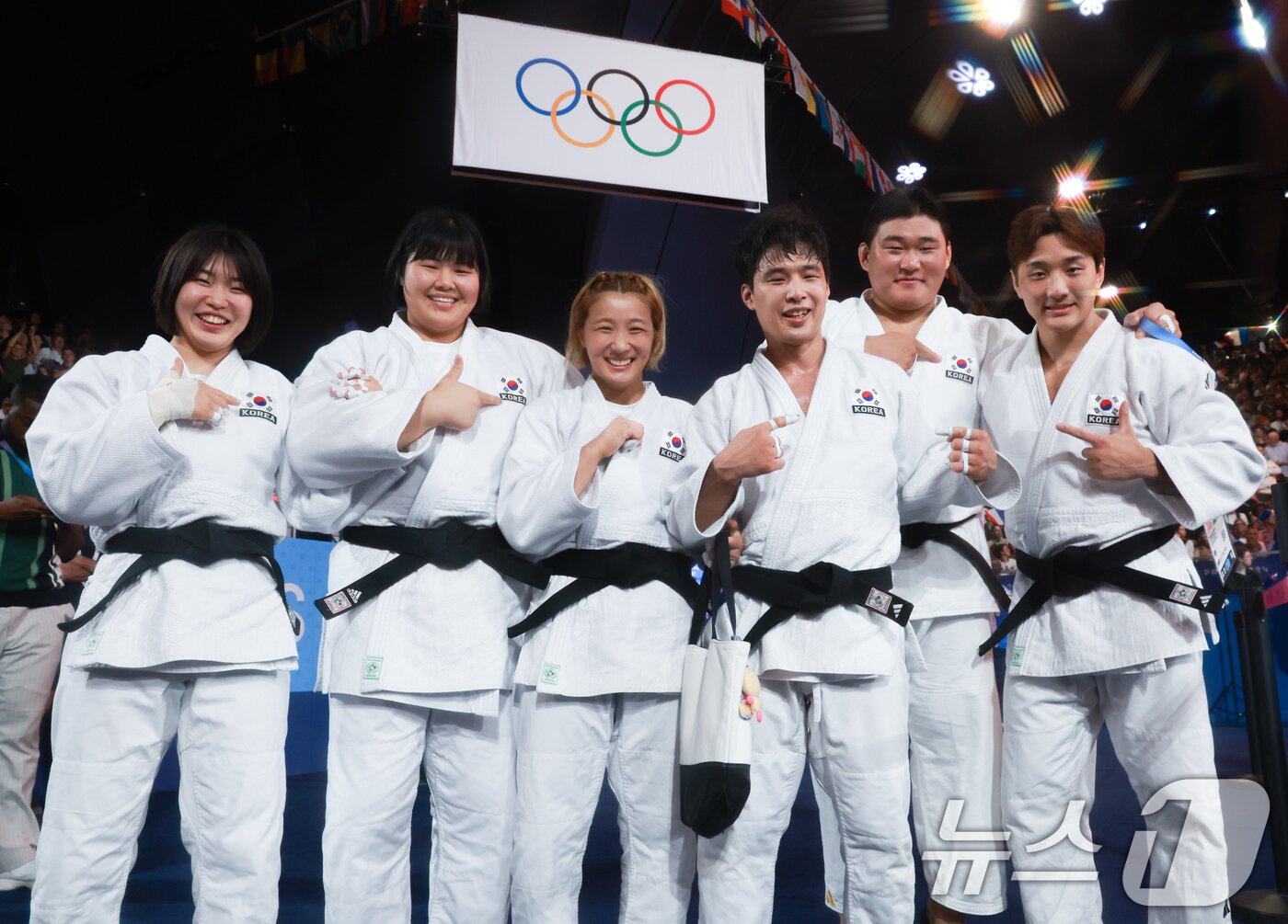 본문 이미지 - 파리 올림픽 혼성 단체전을 마친 뒤 기뻐하는 김하윤과 동료들. 2024.8.4/뉴스1 ⓒ News1 박정호 기자