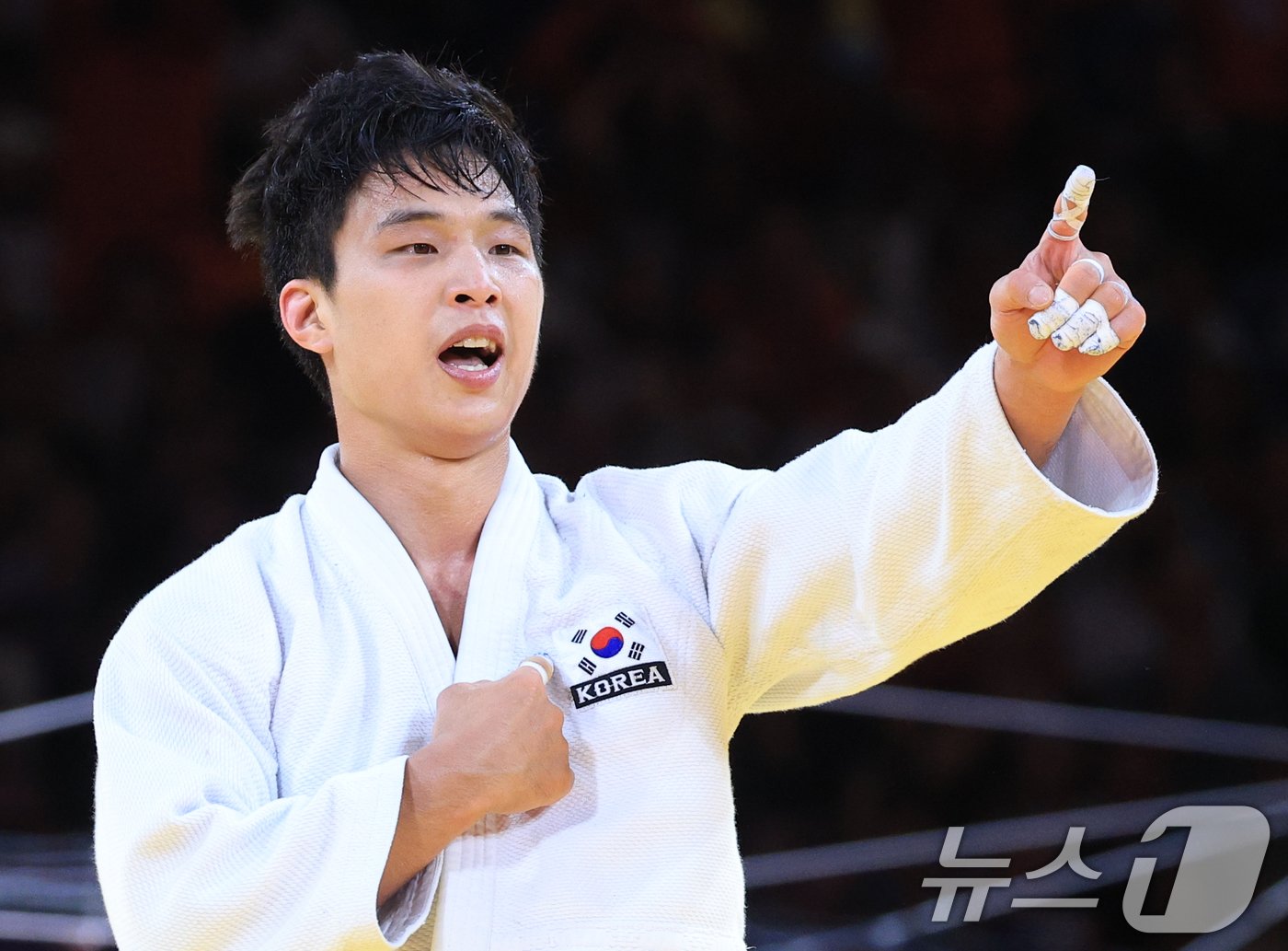 본문 이미지 - 대한민국 유도대표팀 안바울이 4일(한국시간) 프랑스 파리 샹 드 마르스 아레나에서 열린 2024 파리올림픽 유도 혼성 단체 동메달 결정전 독일 이고르 반트케와의 경기에서 승리한 후 기뻐하고 있다. 이 승리로 유도대표팀은 올림픽 최초 혼성 단체전 동메달을 획득했다. 2024.8.4/뉴스1 ⓒ News1 박정호 기자