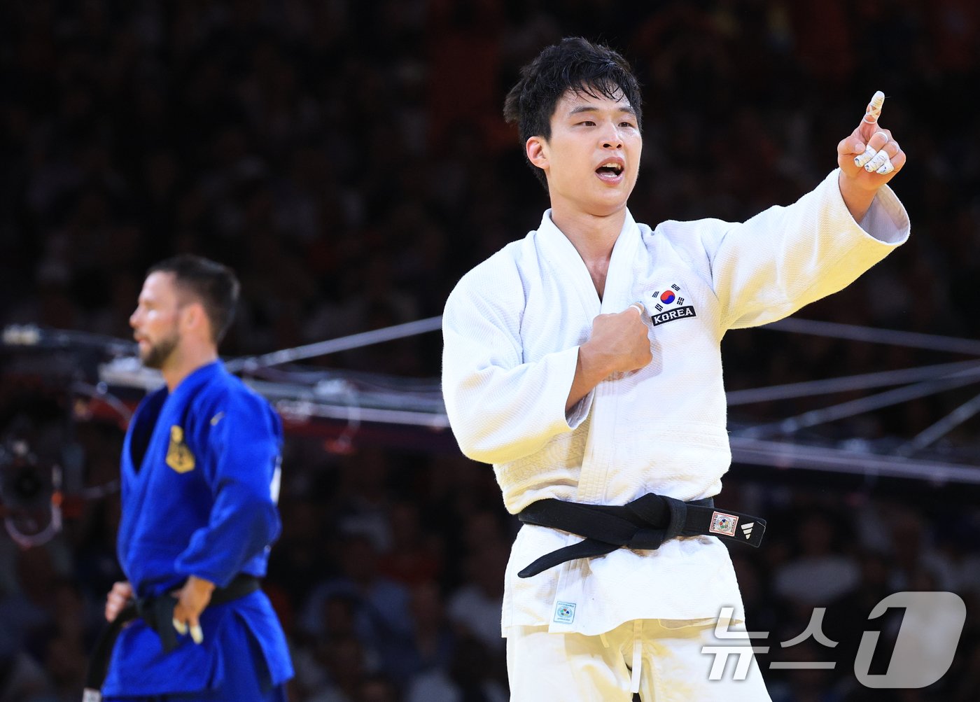 대한민국 유도대표팀 안바울이 4일&#40;한국시간&#41; 프랑스 파리 샹 드 마르스 아레나에서 열린 2024 파리올림픽 유도 혼성 단체 동메달 결정전 독일 이고르 반트케와의 경기에서 승리한 후 기뻐하고 있다. 이 승리로 유도대표팀은 올림픽 최초 혼성 단체전 동메달을 획득했다. 2024.8.4/뉴스1 ⓒ News1 박정호 기자