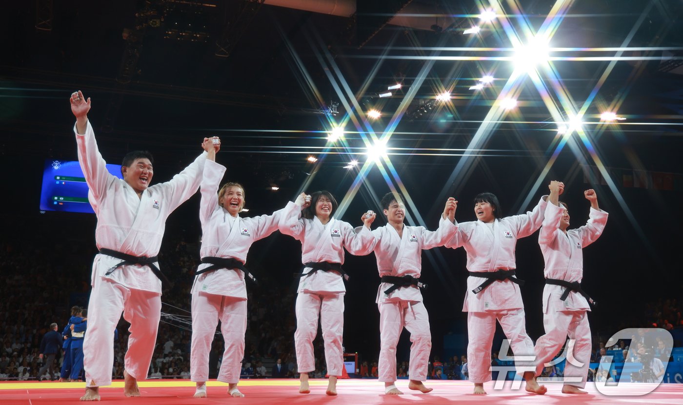 본문 이미지 - 대한민국 유도대표팀 이준환, 김하윤, 김민종, 허미미, 안바울, 김지수 선수가 4일&#40;한국시간&#41; 프랑스 파리 샹 드 마르스 아레나에서 열린 2024 파리올림픽 유도 혼성 단체 동메달 결정전 독일과의 경기에서 동메달을 확정지은 후 기뻐하고 있다. 2024.8.4/뉴스1 ⓒ News1 박정호 기자