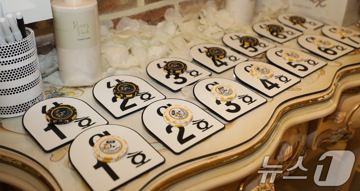 본문 이미지 - 이연시 참가자들에게 부여되는 이름표와 코인. 남녀 각 1호부터 7호까지 배정돼 대화를 나눈 뒤 가장 마음에 드는 상대의 투표함에 자신의 번호가 적힌 코인을 넣는다. 2024.8.4/뉴스1 ⓒ News1 이수민 기자