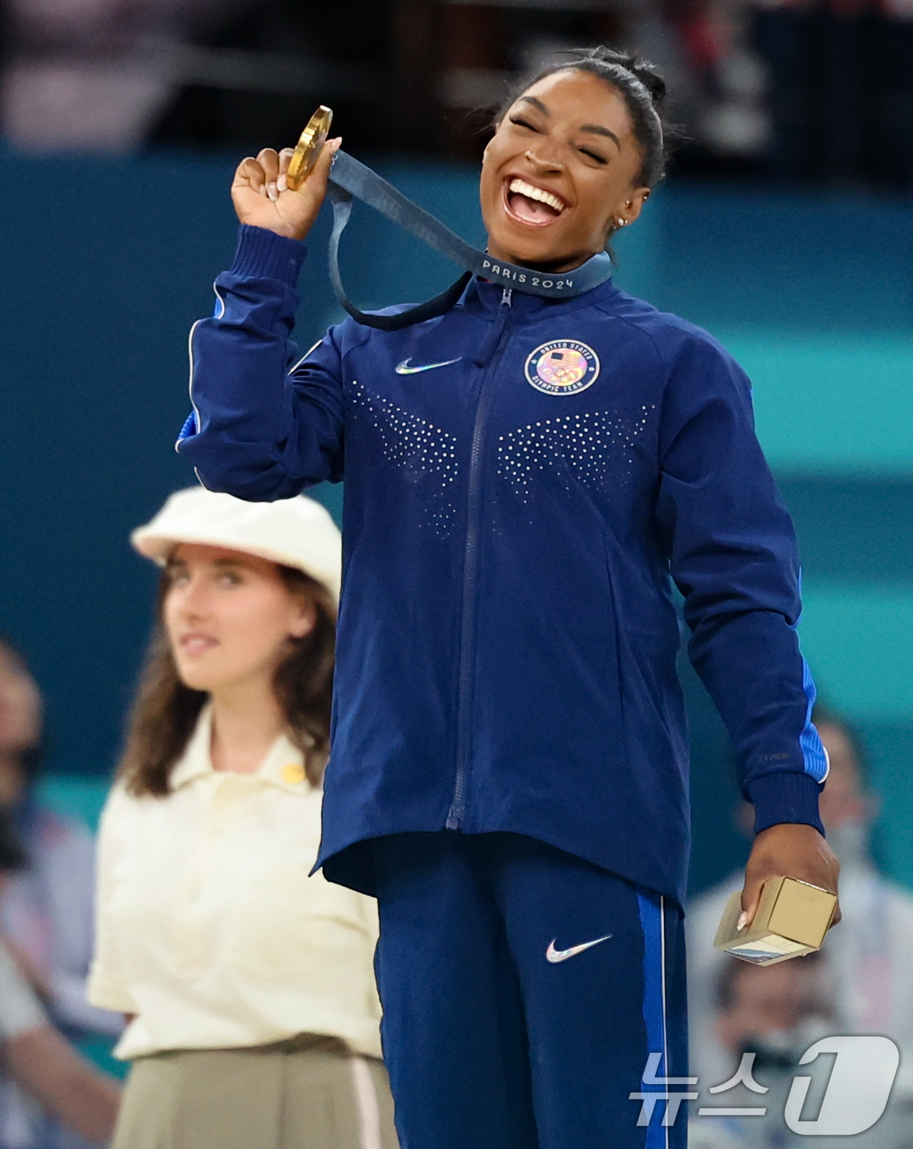 (파리(프랑스)=뉴스1) 이동해 기자 = 미국 체조 대표팀 시몬 바일스가 4일(한국시간) 프랑스 파리 아레나 베르시에서 열린 2024 파리올림픽 기계체조 여자 도마 시상식에서 금메 …