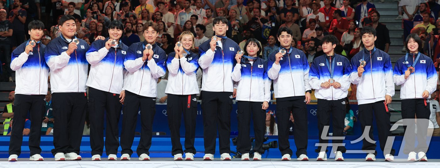 대한민국 유도대표팀 이준환, 김하윤, 김민종, 허미미, 안바울, 김지수를 비롯한 선수들이 4일&#40;한국시간&#41; 프랑스 파리 샹 드 마르스 아레나에서 열린 2024 파리올림픽 유도 혼성 단체 시상식에서 동메달을 들어보이고 있다. 2024.8.4/뉴스1 ⓒ News1 박정호 기자