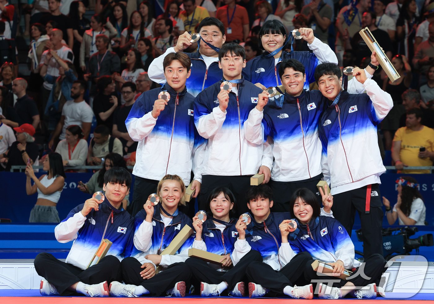 본문 이미지 - 대한민국 유도대표팀 이준환, 김하윤, 김민종, 허미미, 안바울, 김지수를 비롯한 선수들이 4일(한국시간) 프랑스 파리 샹 드 마르스 아레나에서 열린 2024 파리올림픽 유도 혼성 단체 시상식에서 기념촬영을 하고 있다 . 2024.8.4/뉴스1 ⓒ News1 박정호 기자