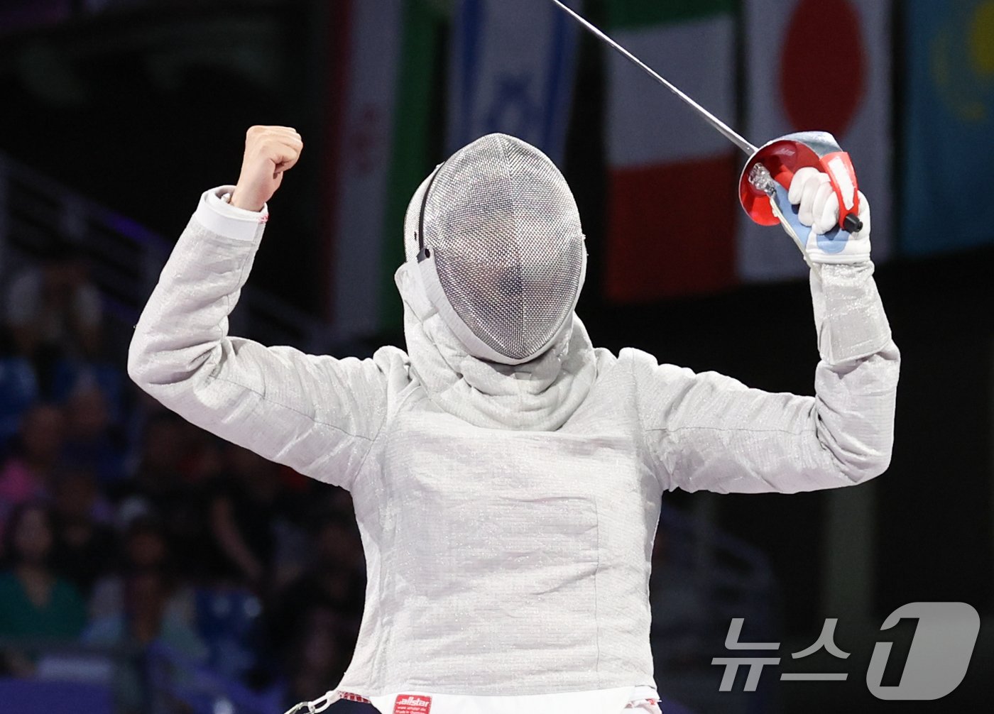 본문 이미지 - 대한민국 펜싱 대표팀 전하영이 4일(한국시간) 프랑스 파리 그랑 팔레에서 열린 2024 파리올림픽 여자 사브르 단체 금메달 결정전 우크라이나 율리아 바카스토바와의 경기에서 득점한 후 기뻐하고 있다. 2024.8.4/뉴스1 ⓒ News1 이동해 기자