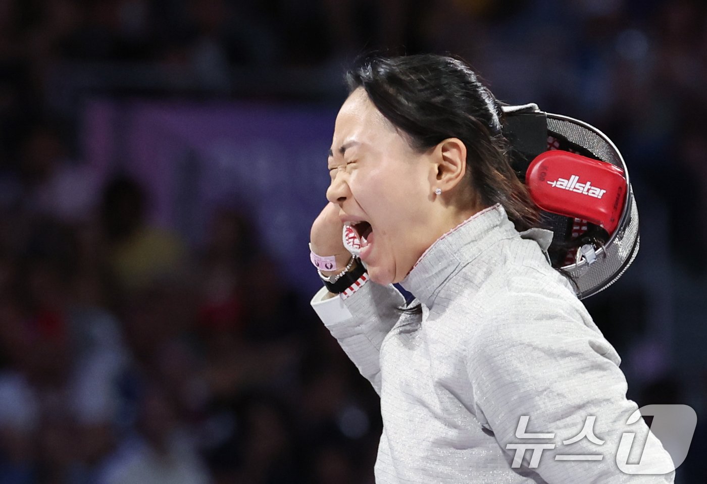 본문 이미지 - 대한민국 펜싱 대표팀 최세빈이 4일(한국시간) 프랑스 파리 그랑 팔레에서 열린 2024 파리올림픽 여자 사브르 단체 금메달 결정전 우크라이나 알리나 코마시추크와의 경기에서 득점한 후 기뻐하고 있다. 2024.8.4/뉴스1 ⓒ News1 이동해 기자