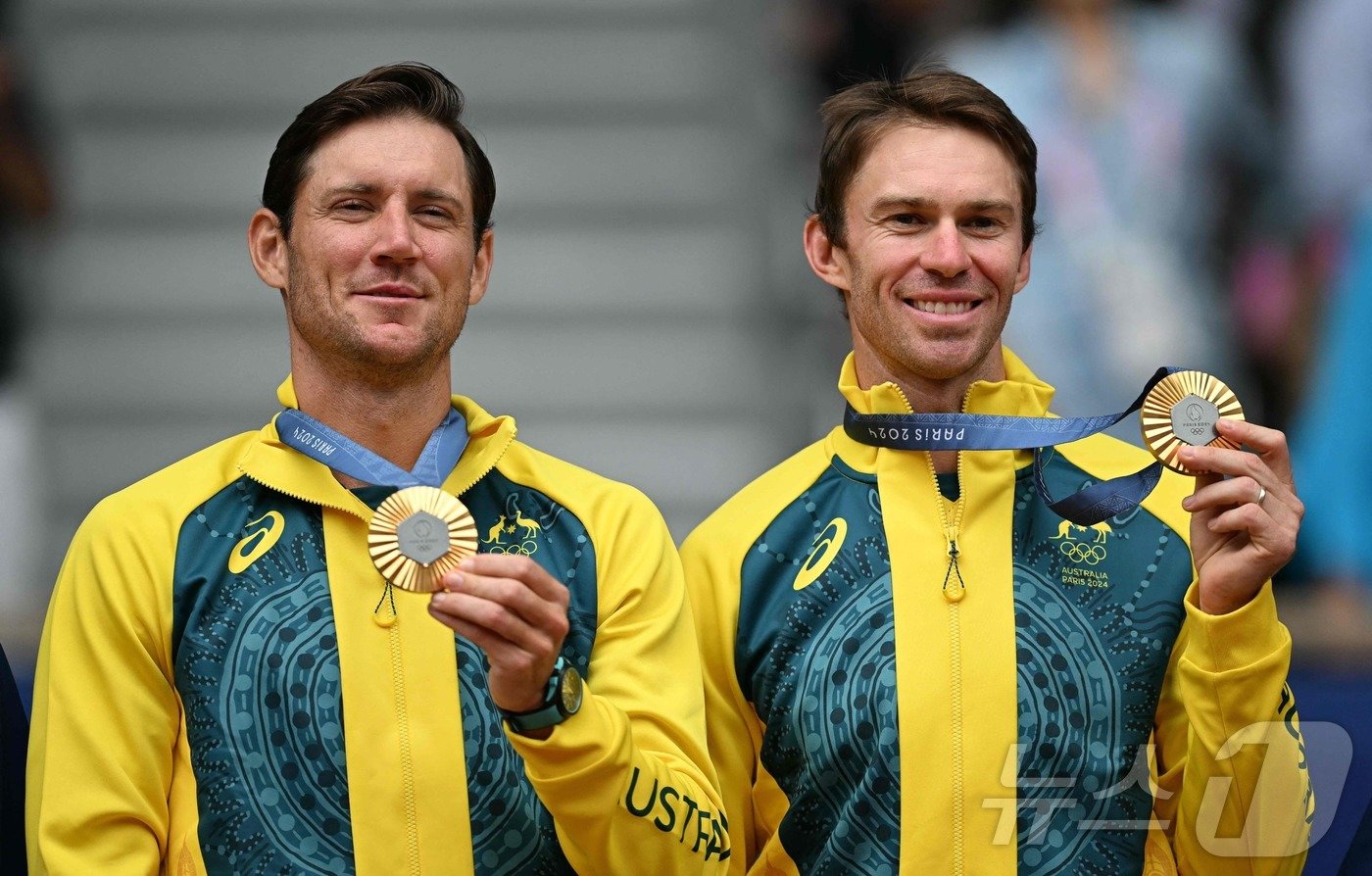 본문 이미지 - 2024 파리 올림픽 테니스 남자 복식 금메달리스트 매튜 에브덴(왼쪽)과 존 피어스. ⓒ AFP=뉴스1