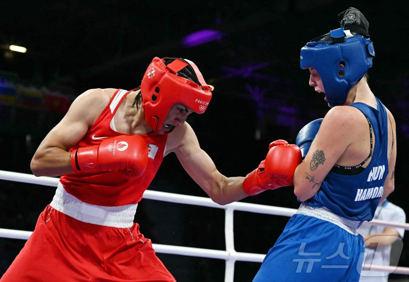 본문 이미지 - 2024 파리 올림픽 여자 복싱 66㎏급 8강전에서 격돌한 이마네 칼리프(왼쪽)와 언너 루처 허모리. ⓒ AFP=뉴스1