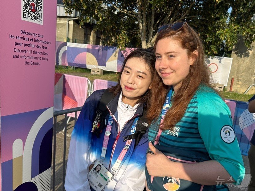 본문 이미지 - 3일(한국시간) 프랑스 샤토루 사격장에서 자원봉사자의 사진 요청에 응하고 있는 김예지. 2024.8.3/뉴스1 ⓒ News1 문대현 기자